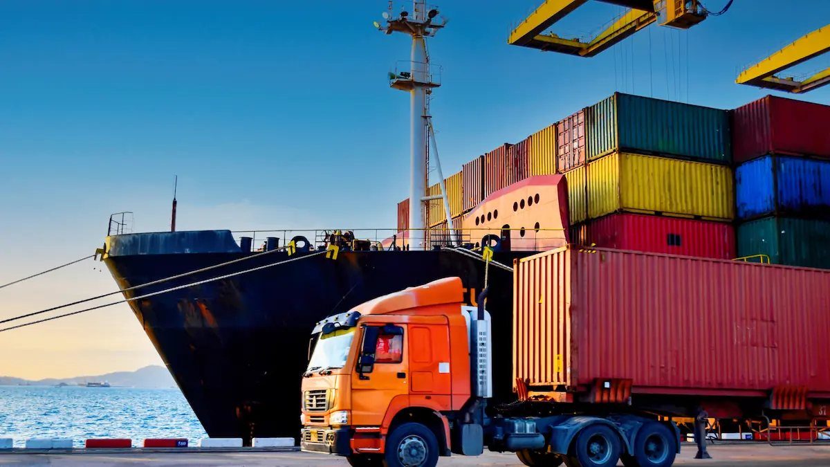 Barco con contenedores