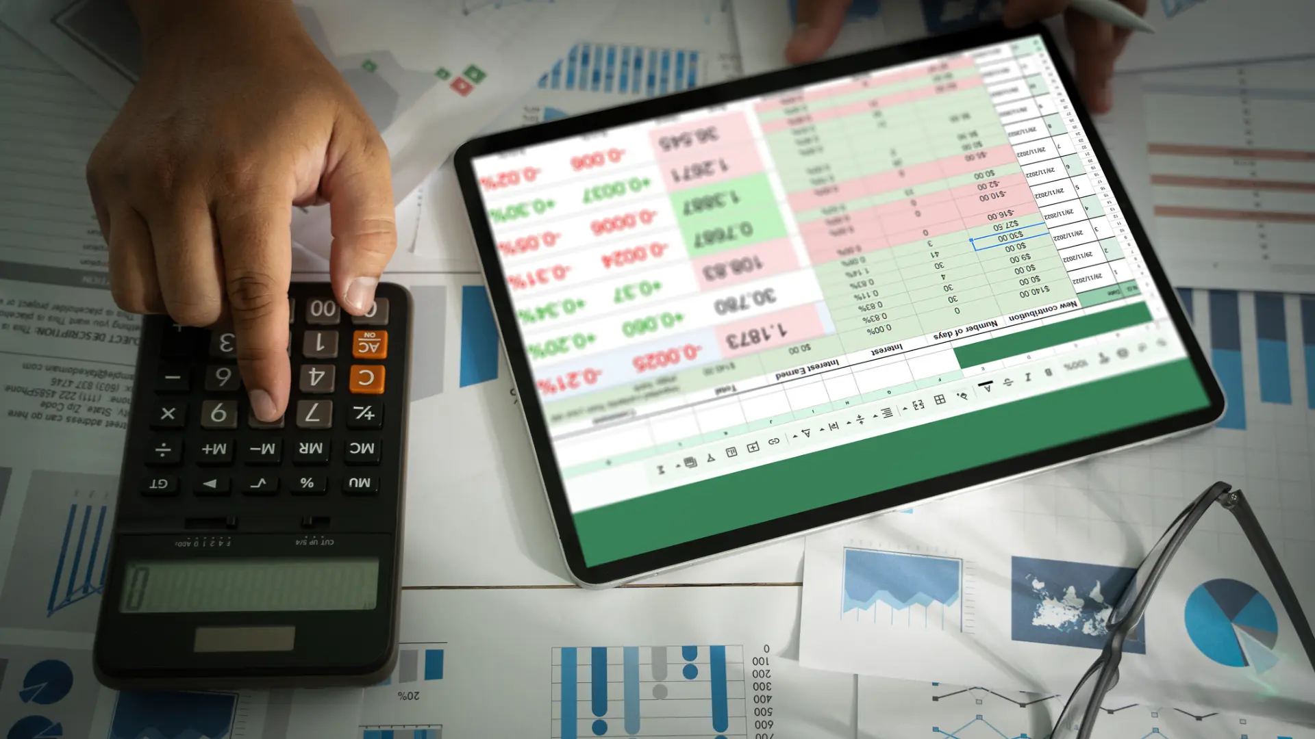 Persona revisando temas financieros