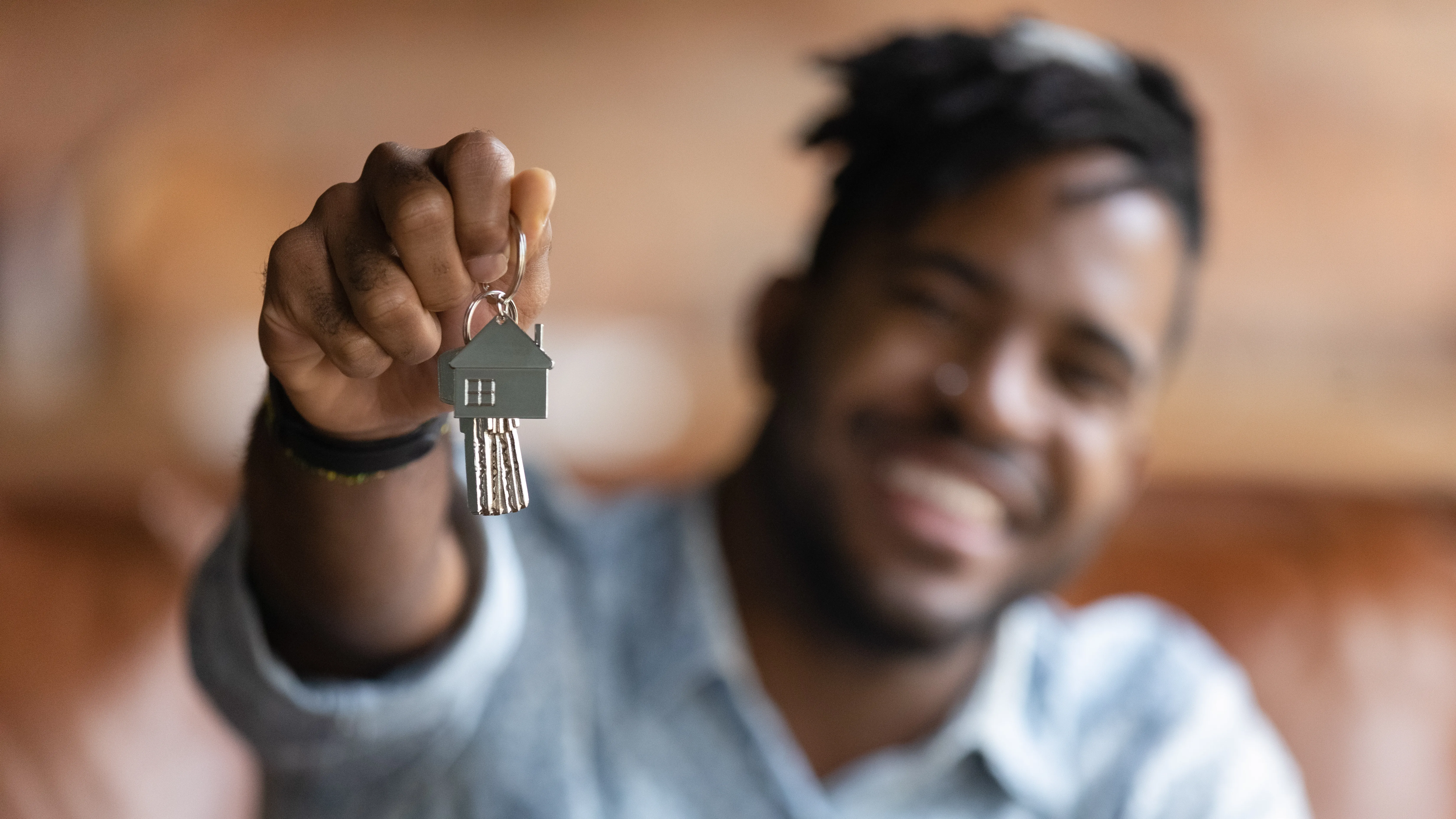 pareja joven en su vivienda